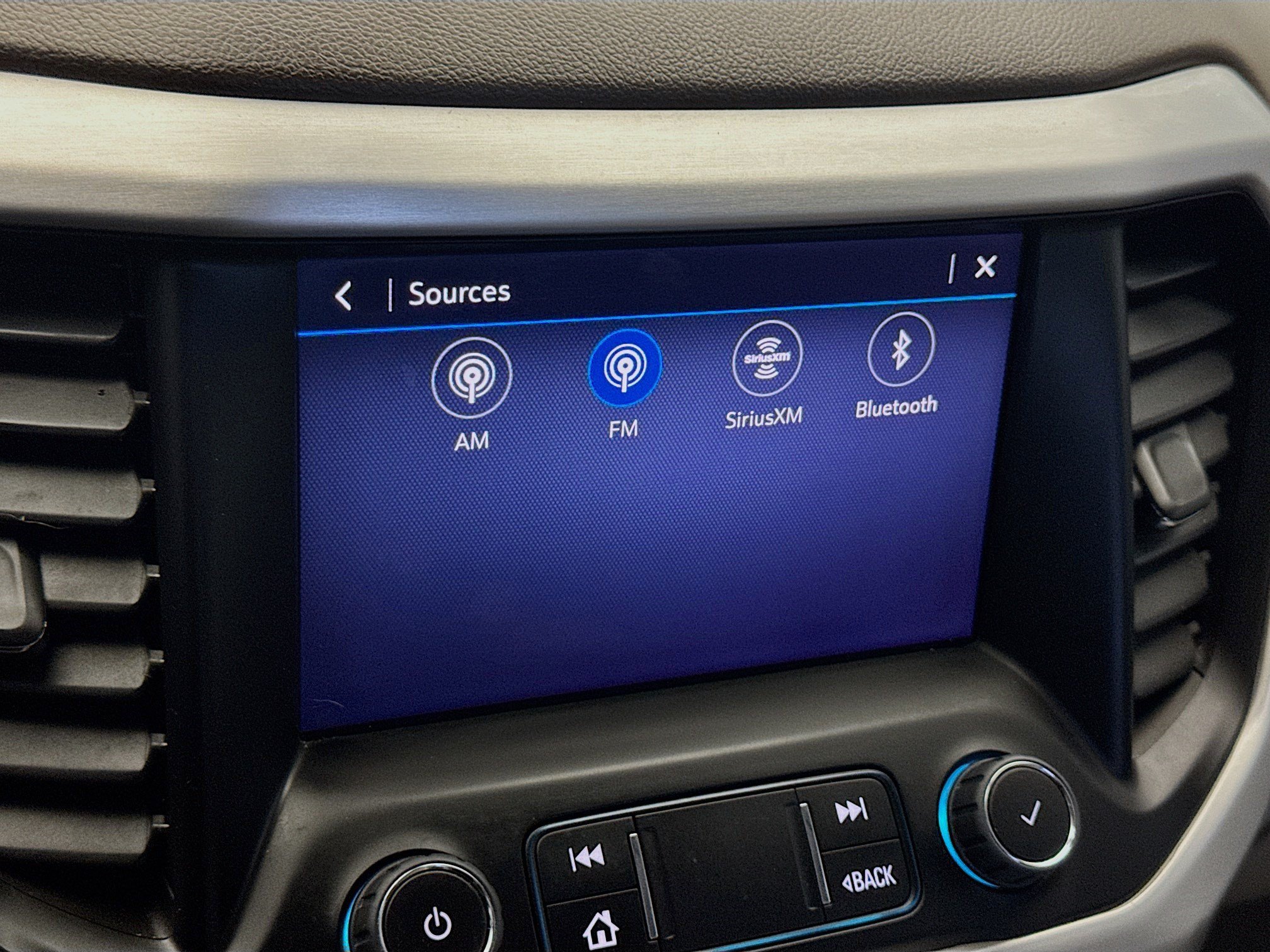 Used 2023 GMC Acadia SLE w/ Driver Convenience Package FWD image 11