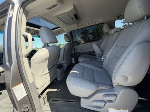 Used 2015 Toyota Sienna XLE Premium FWD image 17