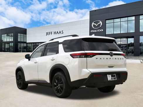 Used 2025 Nissan Pathfinder SV image 2