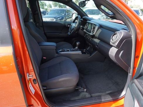 Used 2016 Toyota Tacoma TRD Sport w/ Premium & Technology Package RWD image 3