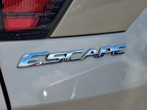 Used 2017 Ford Escape SE FWD image 18