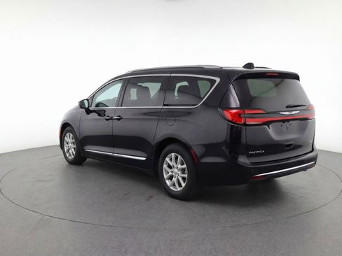 Used 2024 Chrysler Pacifica Touring-L image 6