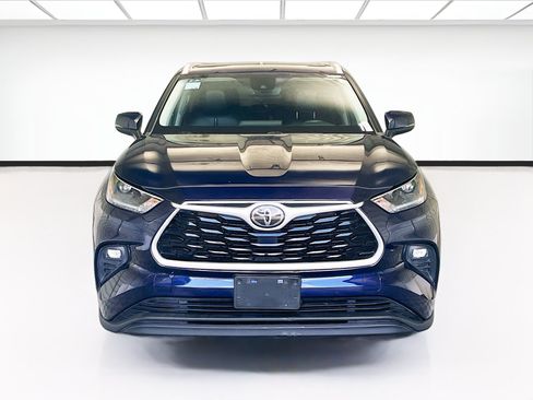 Used 2021 Toyota Highlander XLE AWD/4WD image 2
