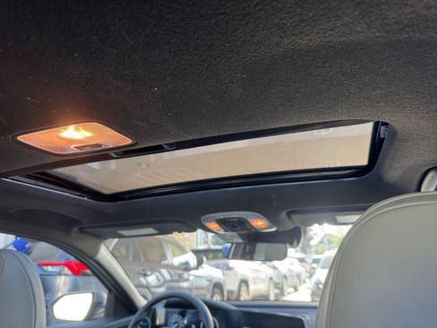 Used 2025 Hyundai Elantra Limited image 30