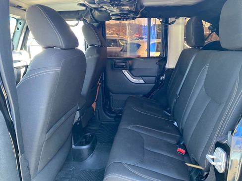 Used 2016 Jeep Wrangler Unlimited Sahara w/ Connectivity Group image 17