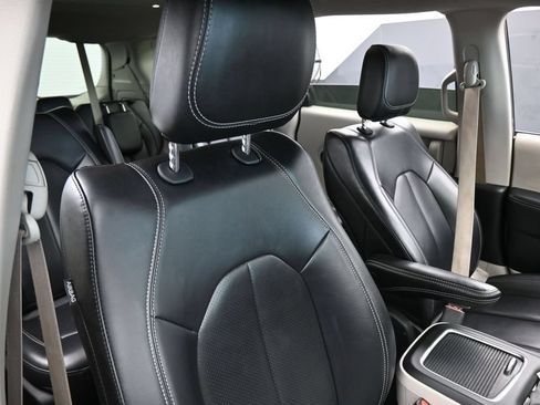 Used 2023 Chrysler Pacifica Touring-L FWD image 43
