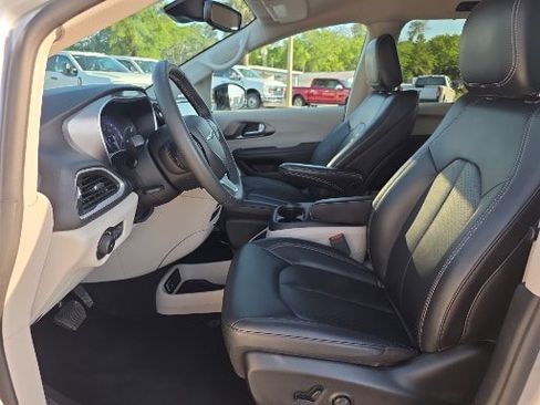 Used 2024 Chrysler Pacifica Touring-L FWD image 6