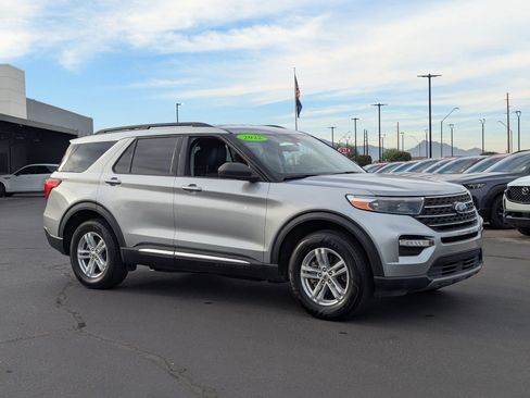 Used 2022 Ford Explorer XLT w/ Equipment Group 202A image 8