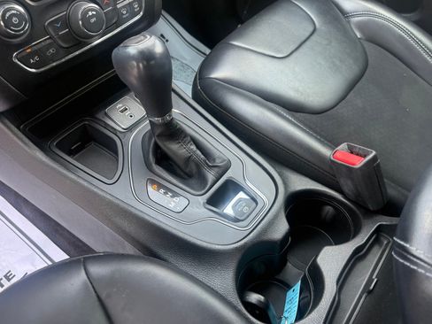 Used 2019 Jeep Cherokee Latitude Plus FWD image 12