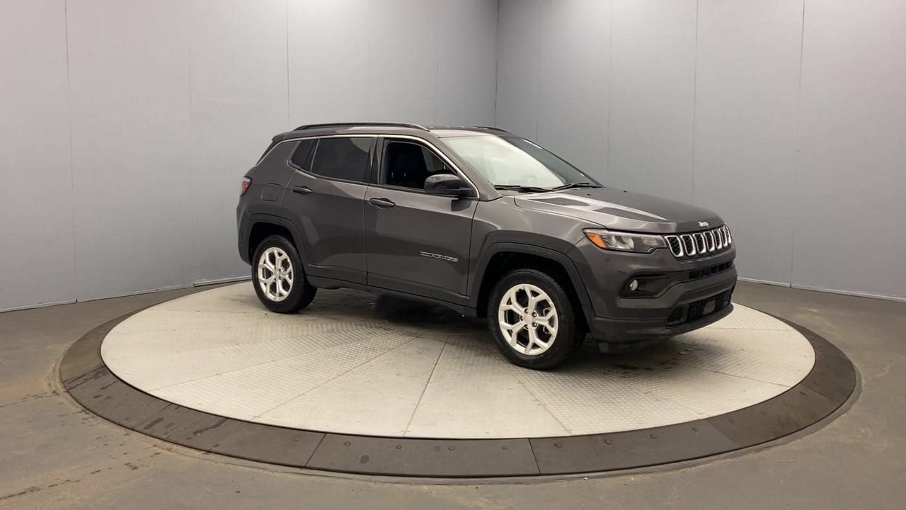 Used 2024 Jeep Compass Latitude AWD/4WD image 7