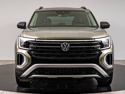 Used 2025 Volkswagen Atlas Peak Edition SE AWD/4WD image 2