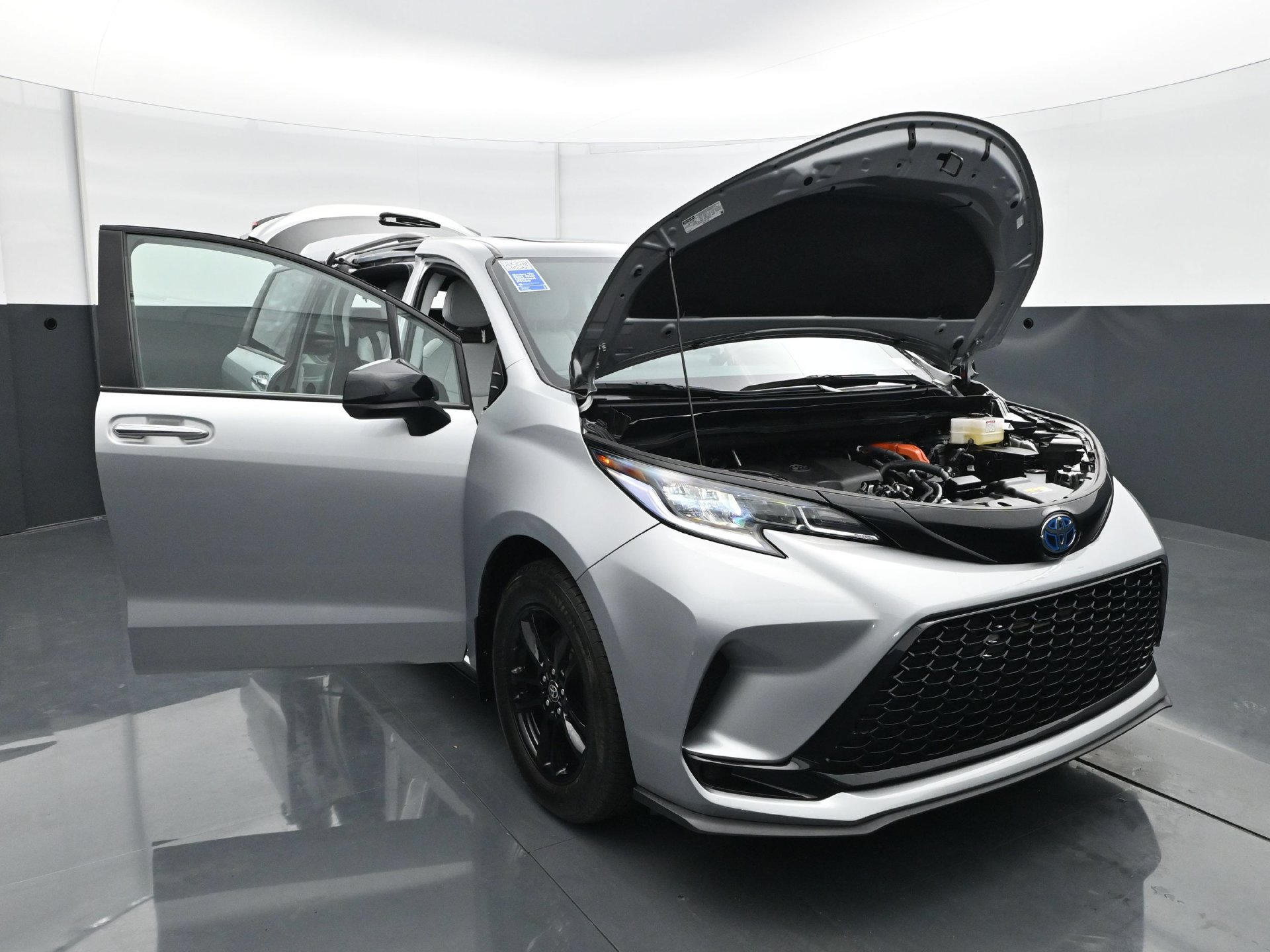 Used 2025 Toyota Sienna XSE AWD/4WD image 38