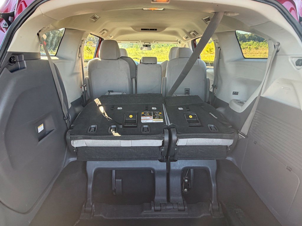 Used 2023 Toyota Sienna LE FWD image 34