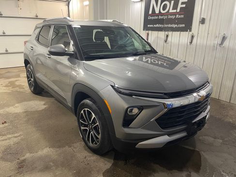 Used 2025 Chevrolet TrailBlazer LT image 2