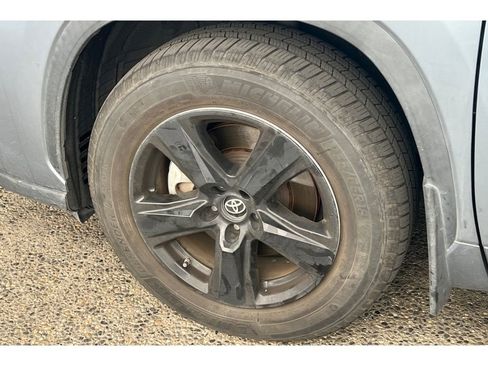 Used 2022 Toyota Highlander LE image 4