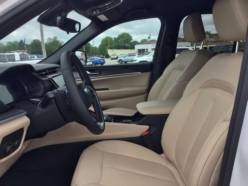 Used 2024 Jeep Grand Cherokee Limited image 14