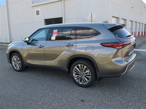 New 2026 Toyota Highlander Platinum image 6
