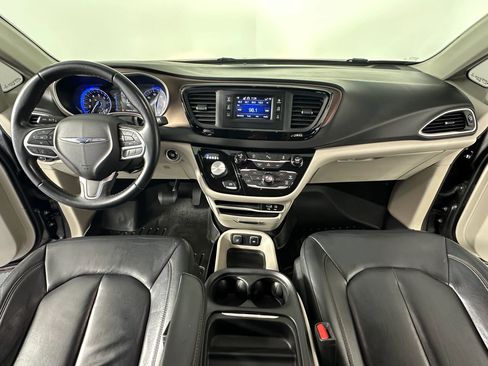 Used 2017 Chrysler Pacifica Touring-L image 33