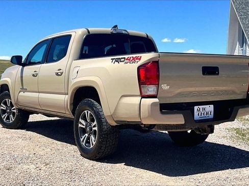 Used 2017 Toyota Tacoma TRD Sport AWD/4WD image 4