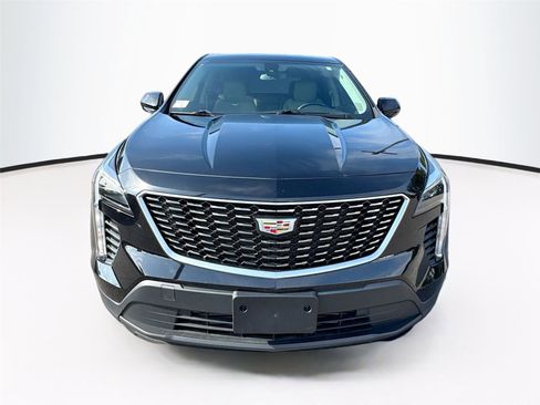 Used 2019 Cadillac XT4 Luxury w/ Cold Weather Package image 2