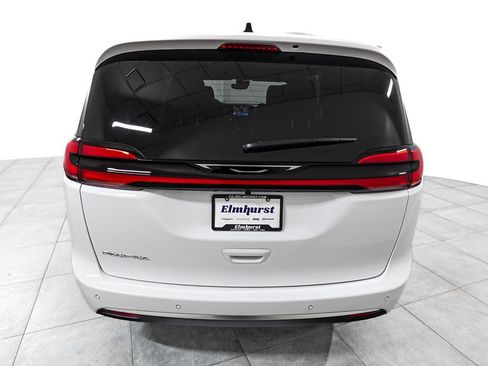 New 2027 Chrysler Pacifica Select FWD image 6