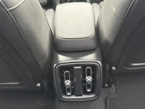 Used 2025 Volvo XC40 B5 Plus image 29