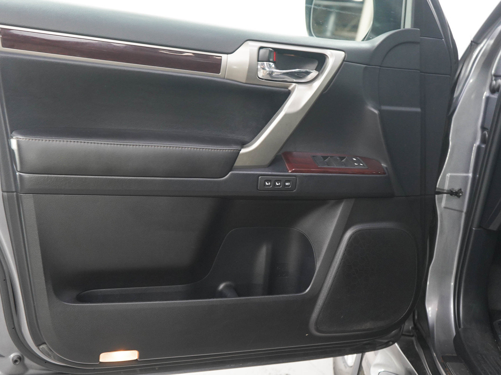 Used 2015 Lexus GX 460 w/ Premium Package AWD/4WD image 18