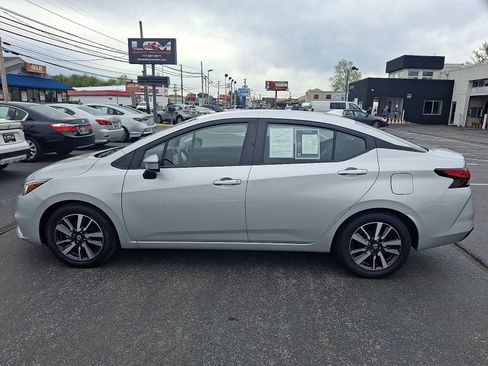 Used 2021 Nissan Versa SV FWD image 8