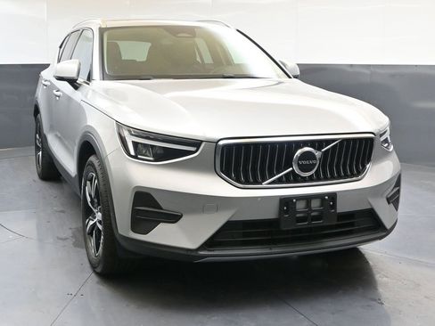Certified 2025 Volvo XC40 B5 Core image 8