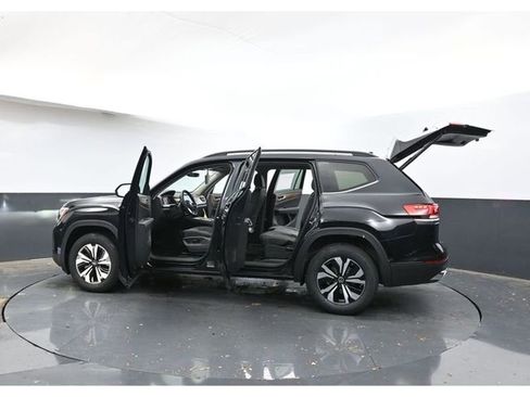 Used 2025 Volkswagen Atlas SE image 43