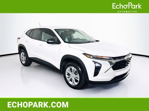 Used 2025 Chevrolet Trax LS FWD image 1