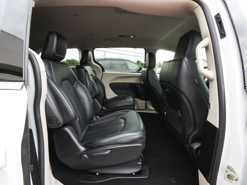 Used 2024 Chrysler Pacifica Limited FWD image 40