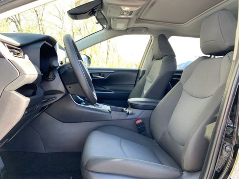 Used 2025 Toyota RAV4 XLE image 27