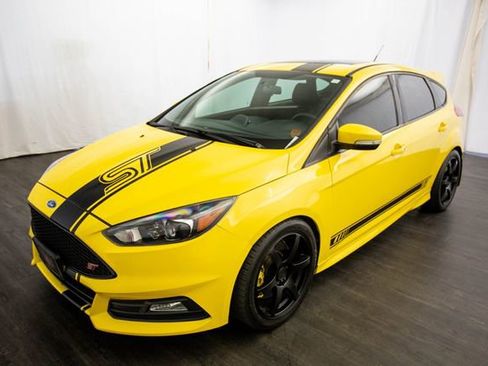 Used 2017 Ford Focus ST w/ Equipment Group 402A FWD image 3