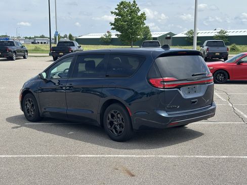 Used 2023 Chrysler Pacifica Touring-L w/ S Appearance Package FWD image 3