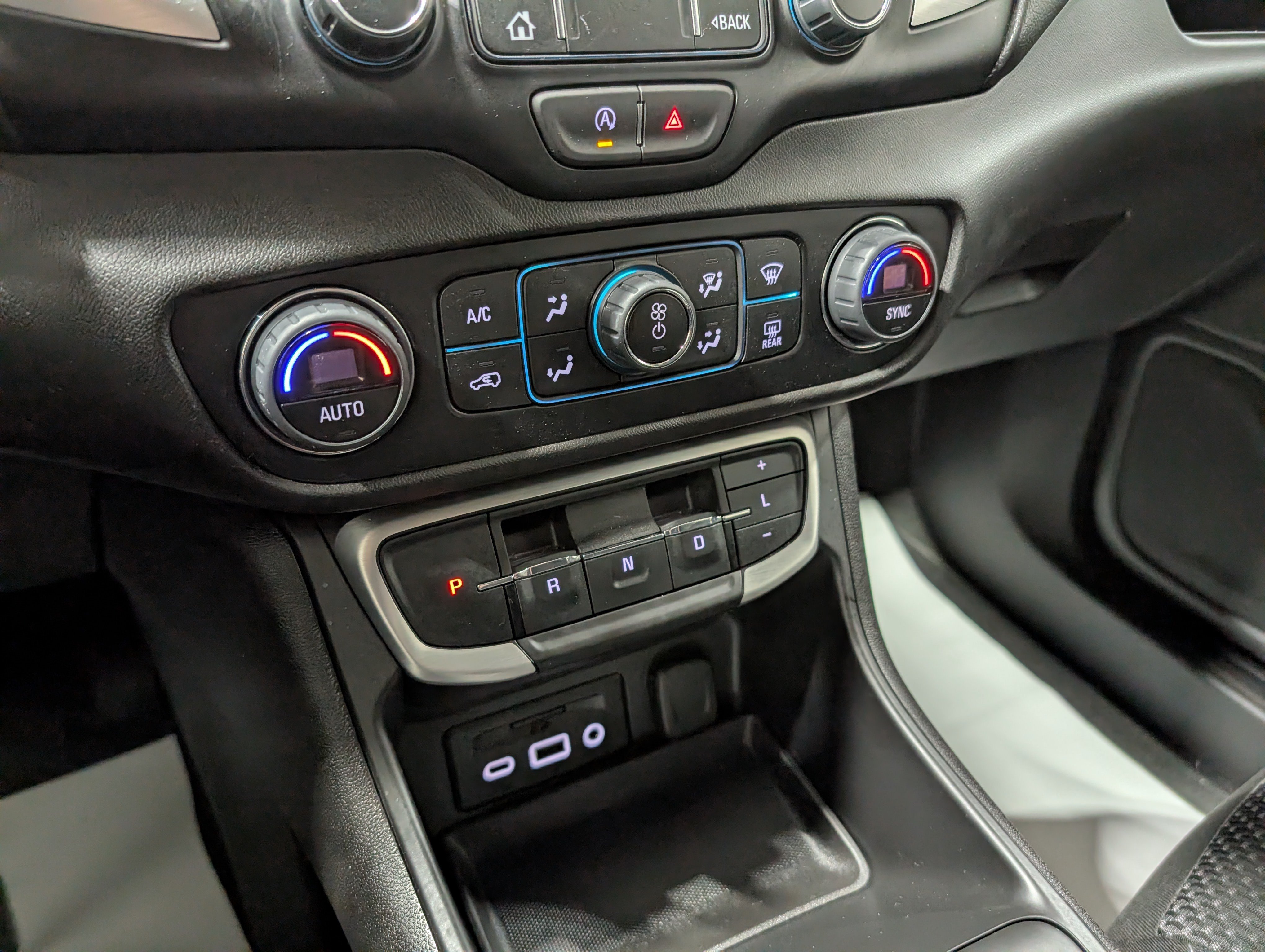 Used 2024 GMC Terrain SLE w/ Driver Convenience Package AWD/4WD image 23