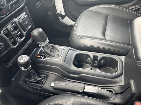 Used 2022 Jeep Wrangler Unlimited Sahara w/ Cold Weather Group image 19