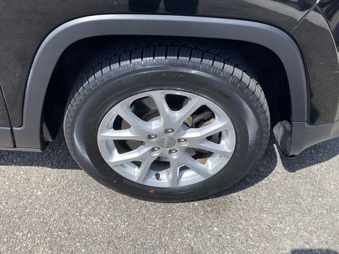 Used 2018 Jeep Cherokee Latitude FWD image 28