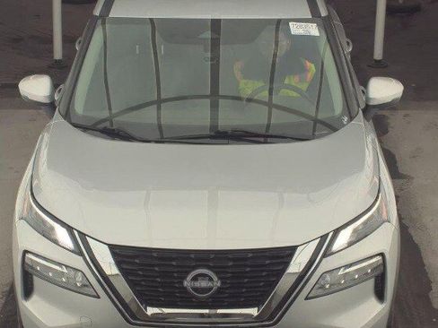 Used 2022 Nissan Rogue SV image 2