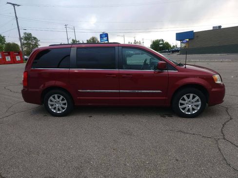 Used 2014 Chrysler Town & Country Touring FWD image 3