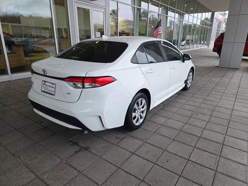 Used 2022 Toyota Corolla LE image 3