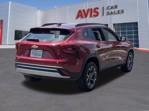 Used 2025 Chevrolet Trax LT w/ LT Convenience Package FWD image 6
