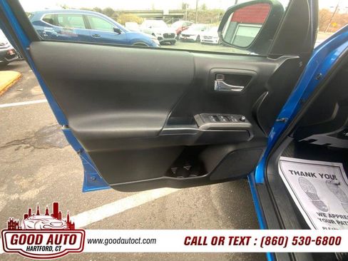 Used 2017 Toyota Tacoma TRD Sport AWD/4WD image 9