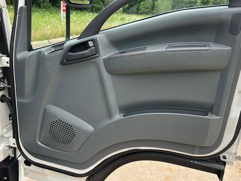 Used 2018 Isuzu NPR RWD image 42