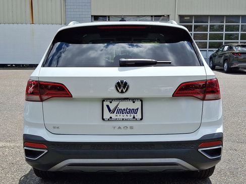 Used 2022 Volkswagen Taos SE w/ Panoramic Sunroof Package FWD image 29