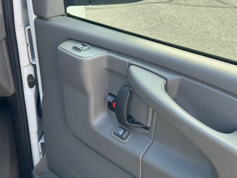 Used 2005 Chevrolet Express 3500 Passenger w/ LS Preferred Equipment Group RWD image 29