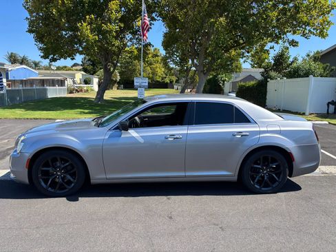 Used 2018 Chrysler 300 Touring L RWD image 1