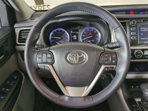 Used 2018 Toyota Highlander XLE image 17