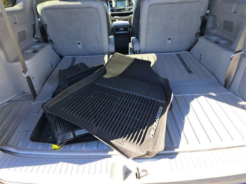 Used 2019 Toyota Highlander XLE image 25