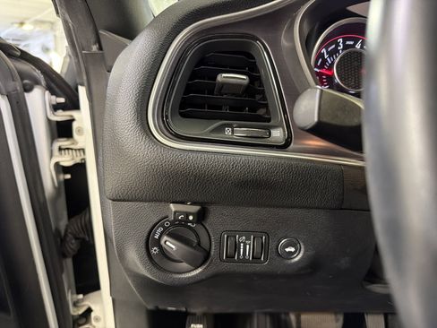 Used 2015 Dodge Challenger SXT image 21